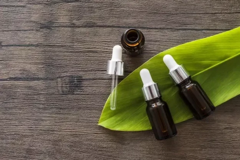 Flacon aromatique essentiel brun feuilles vertes table bois 23 2147883749