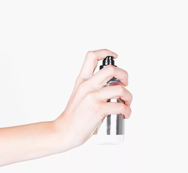 Main humaine tenant bombe aerosol fond blanc 23 2147843621 2
