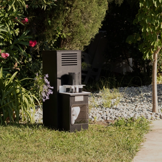 Borne anti-moustique Qista One dans un jardin